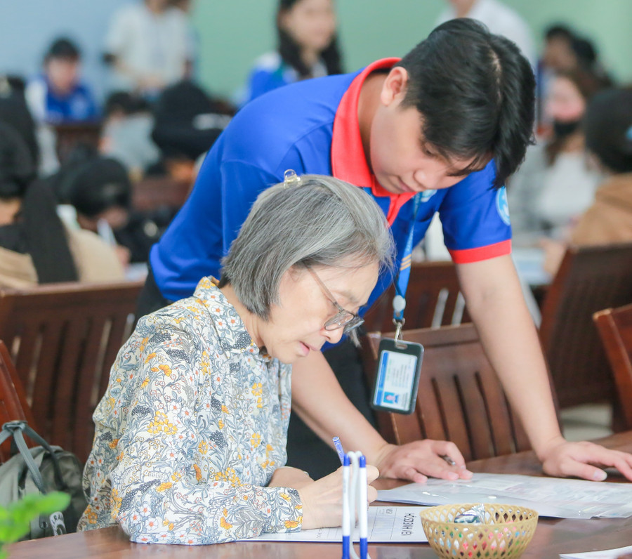 Bà Nguyễn Thị Tú Hoàng được hướng dẫn làm thủ tục nhập học tại Trường Đại học Văn Hiến. Ảnh: VHU. 5j7a9785-1.jpg