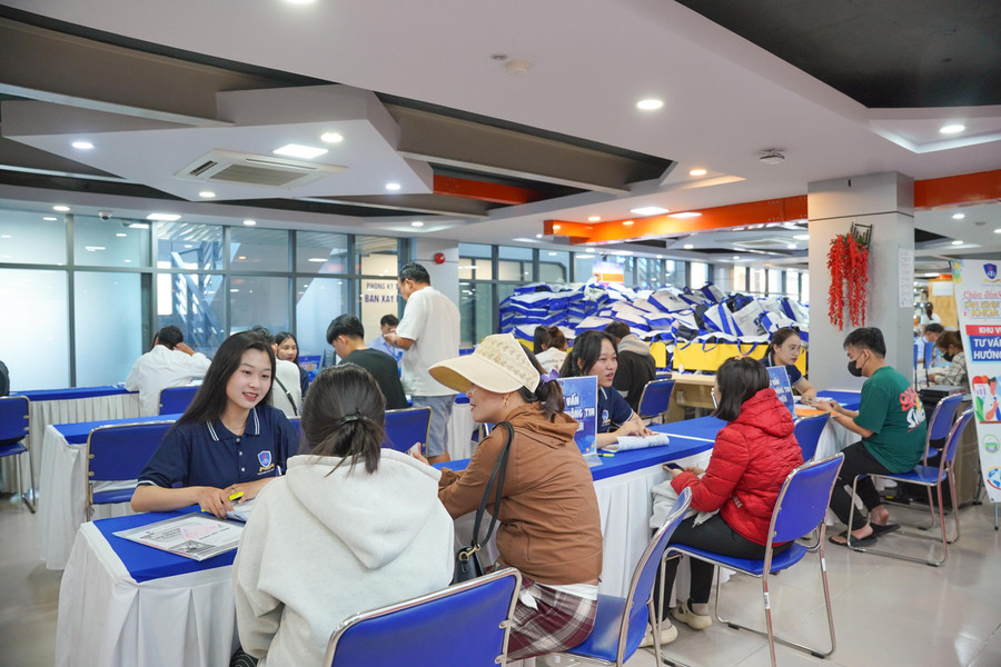 បរិយាកាសចូលរៀននៅសកលវិទ្យាល័យ Nguyen Tat Thanh មានភាពអ៊ូអរដូចគ្នា។ រូបថត៖ NTTU ។ nttu-9.jpg