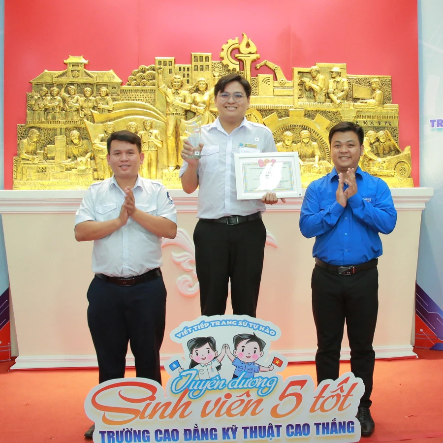 Thanh Duy (giữa) đạt được nhiều bằng khen từ cấp trường đến cấp Trung ương. Ảnh: NVCC. 