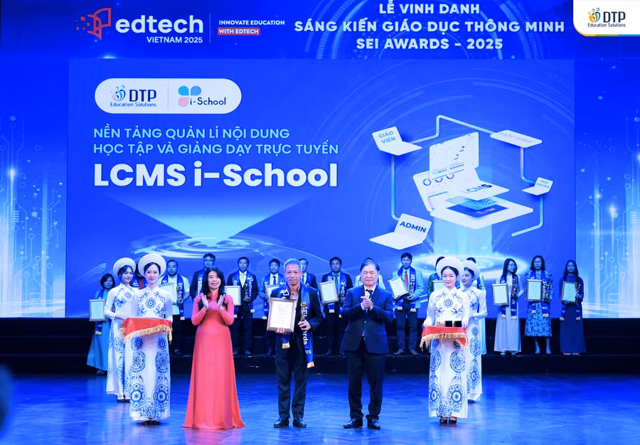 Ông Nguyễn Thái Dương - Quyền Giám đốc Vùng Hà Nội - đại diện DTP nhận giải thưởng. Ảnh: DTP. 