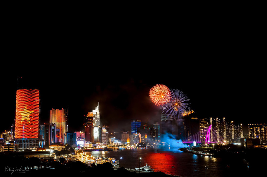 TPHCM bắn pháo hoa chào mừng 50 năm ngày giải phóng miền Nam thống nhất đất nước. Ảnh: Duy Anh. 