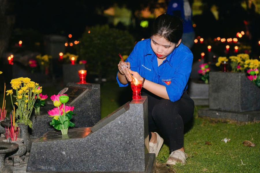 Đoàn viên thanh niên thắp hương tưởng niệm các anh hùng liệt sĩ. b2fe7382-b35a-4cd9-bc3e-9b3348ec2594.jpg