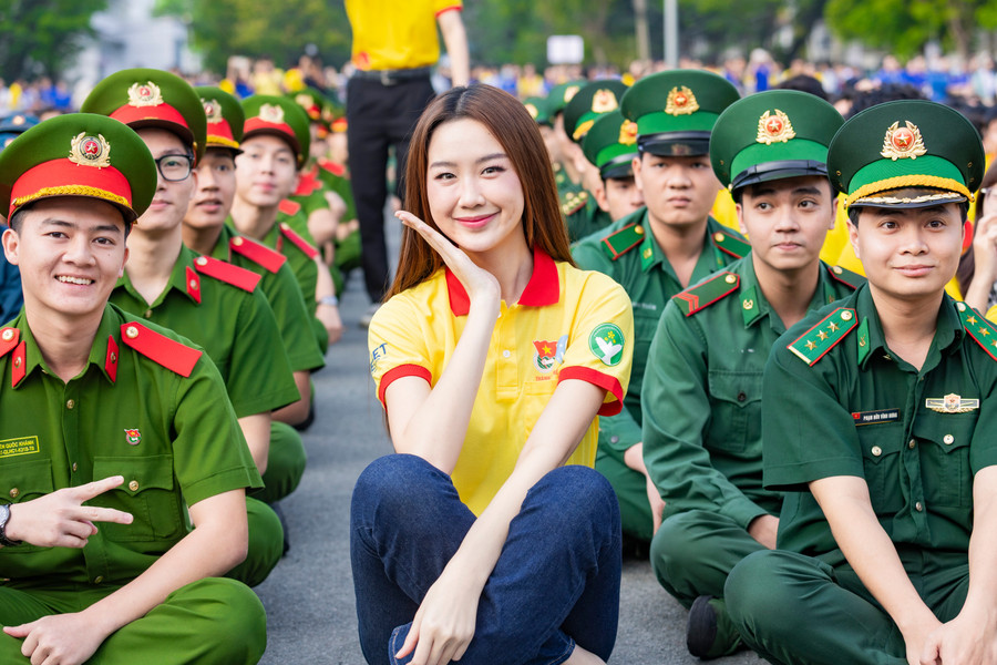 Hoa hậu Lê Nguyễn Bảo Ngọc cùng các chiến sĩ tại lễ ra quân. Ảnh: Thành đoàn TPHCM. 