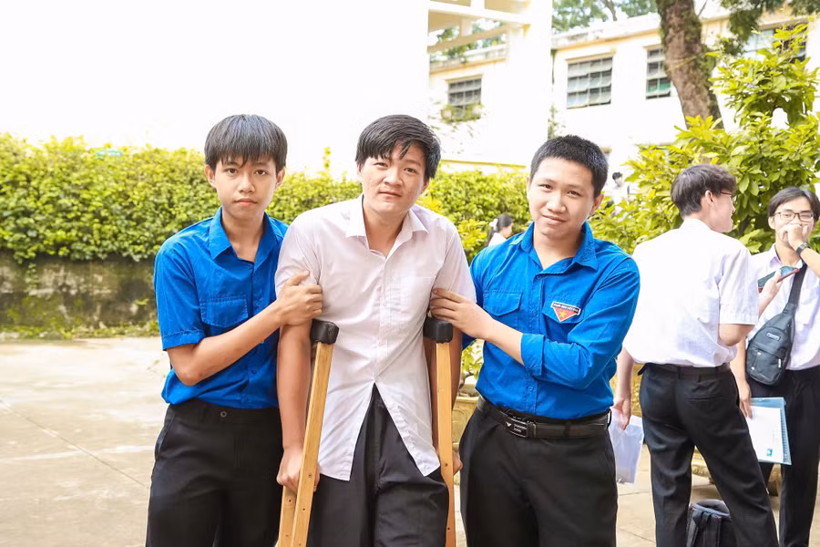 Tình nguyện viên hỗ trợ thí sinh gặp khó khăn trong Kỳ thi tốt nghiệp THPT 2025. 