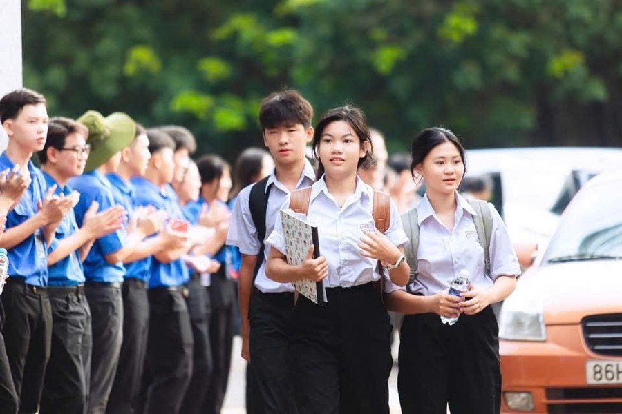 Các thí sinh rời điểm thi sau khi hoàn thành bài thi môn Toán trong sự động viên nhiệt tình từ đội hình tình nguyện “Tiếp sức mùa thi”. a1dfa8a1f371442f1d60-1.jpg