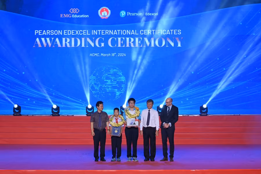 Lãnh đạo Sở GD&ĐT TPHCM và và Pearson Education khen thưởng 2 học sinh Bùi Khôi Nguyên và Lê Đình Trung Hiếu.