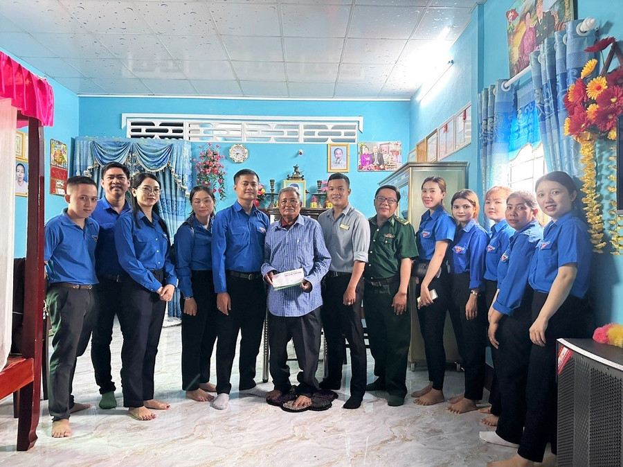 Tặng quà cho hộ gia đình chính sách. Tặng quà cho hộ gia đình chính sách.