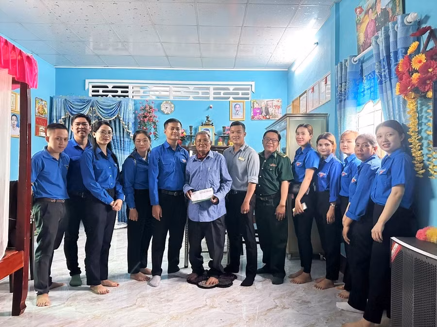 Tặng quà cho hộ gia đình chính sách.