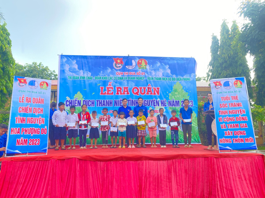 Tặng học bổng cho các em học sinh có hoàn cảnh khó khăn.
