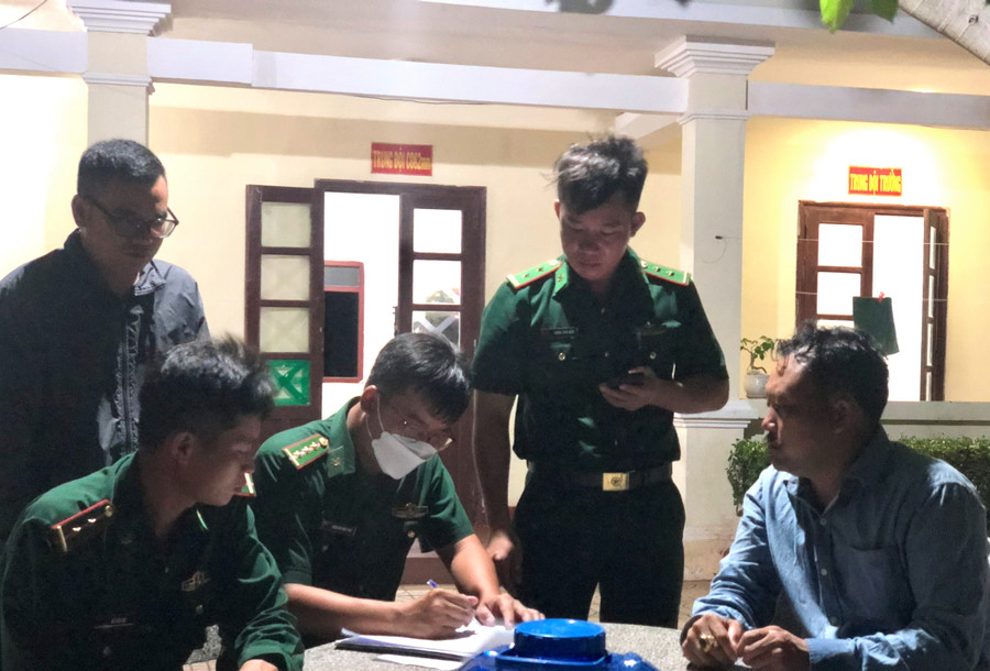 Cán bộ Trạm kiểm soát Biên phòng CKC Phú Quý trao đổi cùng thuyền trưởng về vị trí tàu cá bị nạn.