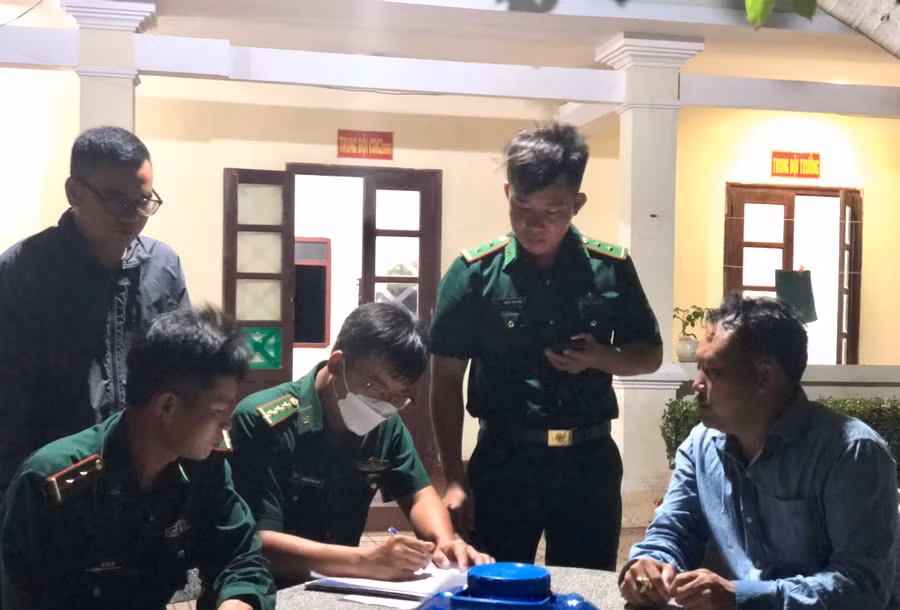 Cán bộ Trạm kiểm soát Biên phòng CKC Phú Quý trao đổi cùng thuyền trưởng về vị trí tàu cá bị nạn.