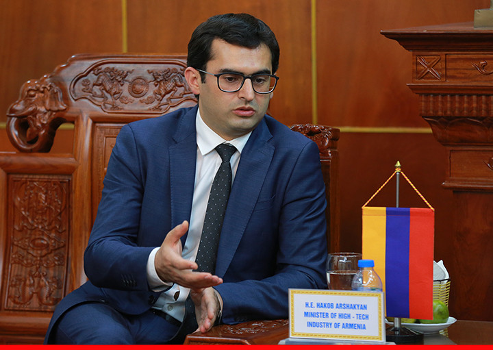 Bộ trưởng Hakob Arshakyan cảm ơn Bộ trưởng Phùng Xuân Nhạ về buổi tiếp đón.