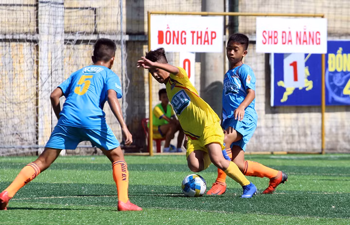 Những pha bóng quyết liệt tại giải Thiếu niên Toàn quốc 2019