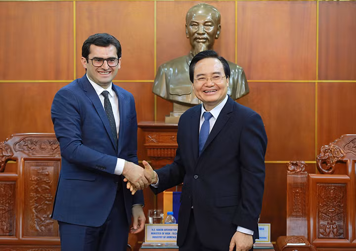 Bộ trưởng hai nước đã trò chuyện thân mật trong buổi đón tiếp.