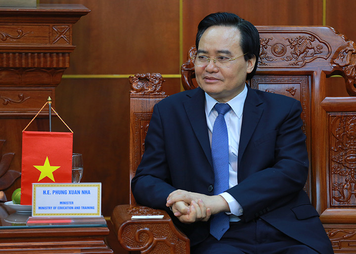 Bộ trưởng Phùng Xuân Nhạ mong muốn kết nối trường Đại học Bách khoa giữa hai nước.