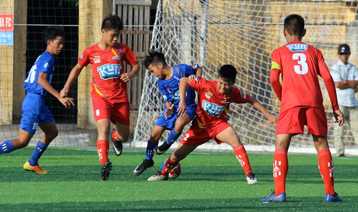 Số 7 của Bình Phước (xanh) dù nhỏ con nhất trên sân nhưng đã có một trận đấu rất ấn tượng khi liên tục có các pha đi bóng tốc độ và đầy kỹ thuật. Tuy nhiên tiểu Messi này đã không thể có cơ hội ghi bàn trước sự áp sát và đá không khoan nhượng của các hậu vệ Hà Nội.