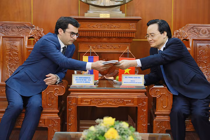 Bộ trưởng Hakob Arshakyan tặng Việt Nam cuốn sách về sự phát triển công nghệ của Armenia.