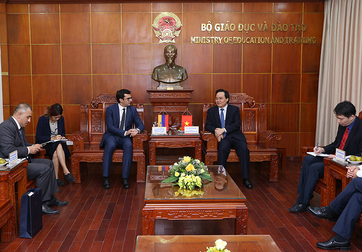 Bộ trưởng Phùng Xuân Nhạ tiếp đón Bộ trưởng Hakob Arshakyan tại Hà Nội.