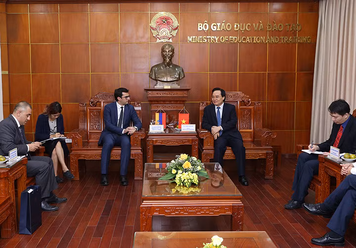 Bộ trưởng Phùng Xuân Nhạ tiếp đón Bộ trưởng Hakob Arshakyan tại Hà Nội.