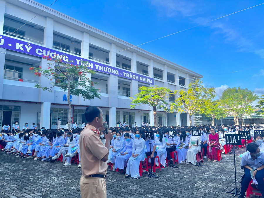 Trường THPT Phước Kiển tổ chức nhiều hoạt động hưởng ứng “Tháng an toàn giao thông cho học sinh tới trường-tháng 9 năm 2022”.