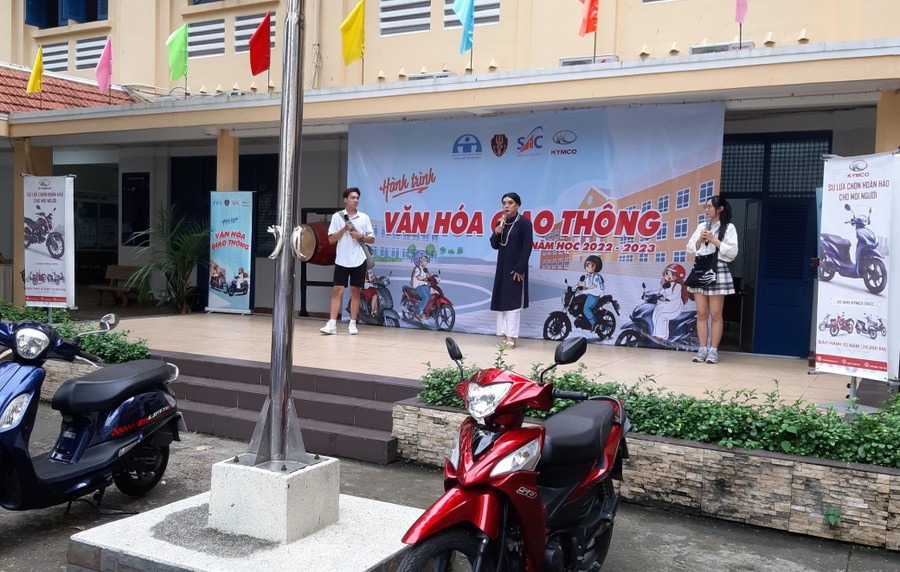 Buổi sinh hoạt về “Hành trình văn hóa giao thông” tại trường THPT Nguyễn Thị Diệu.