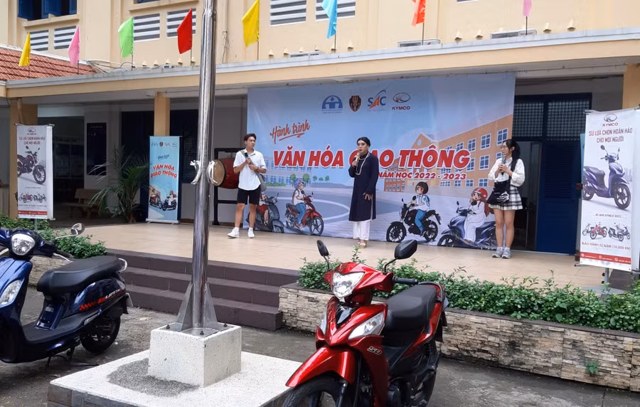 Buổi sinh hoạt về “Hành trình văn hóa giao thông” tại trường THPT Nguyễn Thị Diệu.