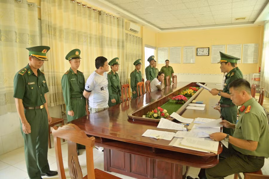 Đồn Biên phòng cửa khẩu Quốc tế Hà Tiên đọc các quyết định bắt tạm giam 2 đối tượng Phú và Tài.