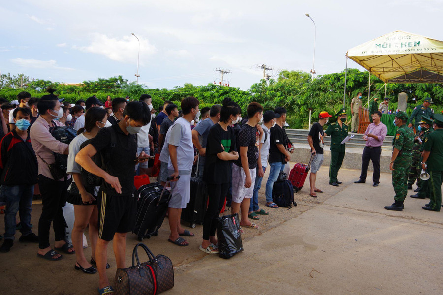 Đồn Biên phòng cửa khẩu quốc tế Hà Tiên tiếp nhận công dân do phía Campuchia trao trả. Đồn Biên phòng cửa khẩu quốc tế Hà Tiên tiếp nhận công dân do phía Campuchia trao trả.