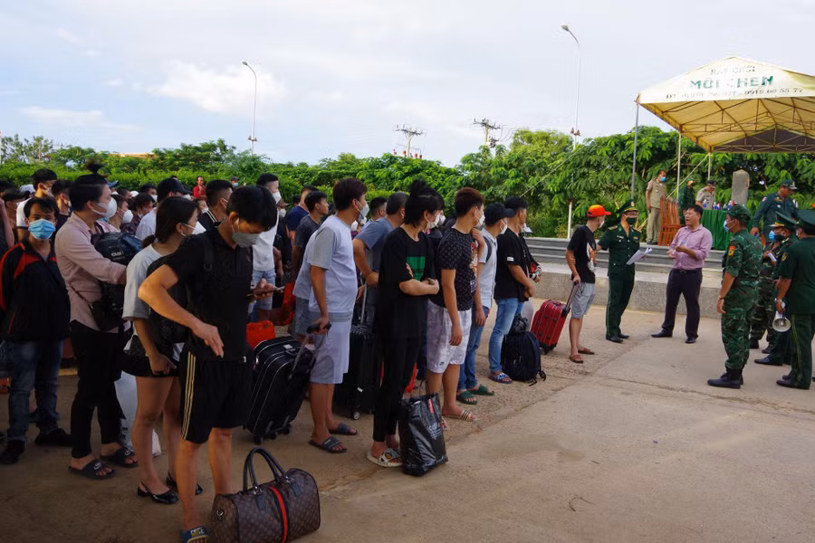 Đồn Biên phòng cửa khẩu quốc tế Hà Tiên tiếp nhận công dân do phía Campuchia trao trả.