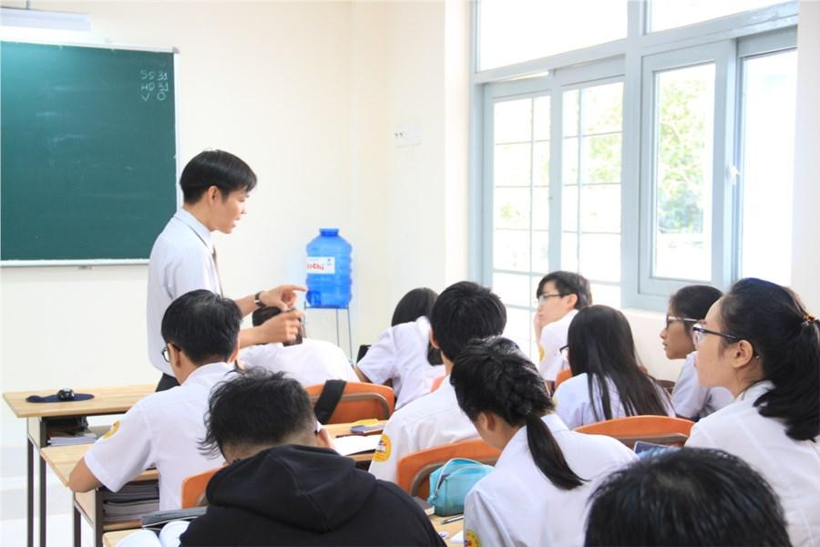 Giờ học toán của học sinh Trường THPT Nguyễn Du.