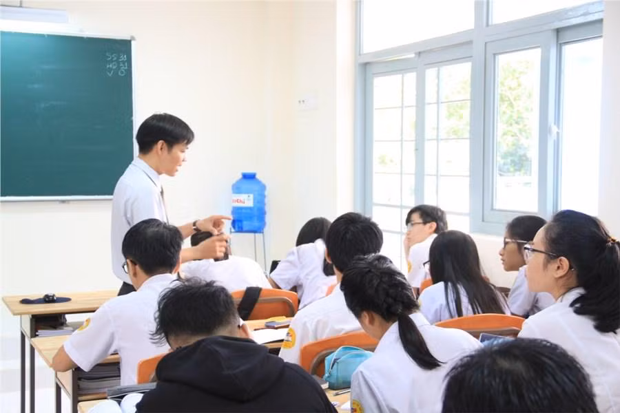 Giờ học toán của học sinh Trường THPT Nguyễn Du.