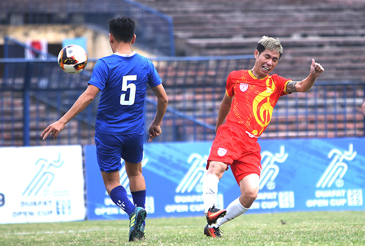 Diễn viên Ngô Chí Lan hoạt động không thua kém gì các cầu thủ chuyên nghiệp.