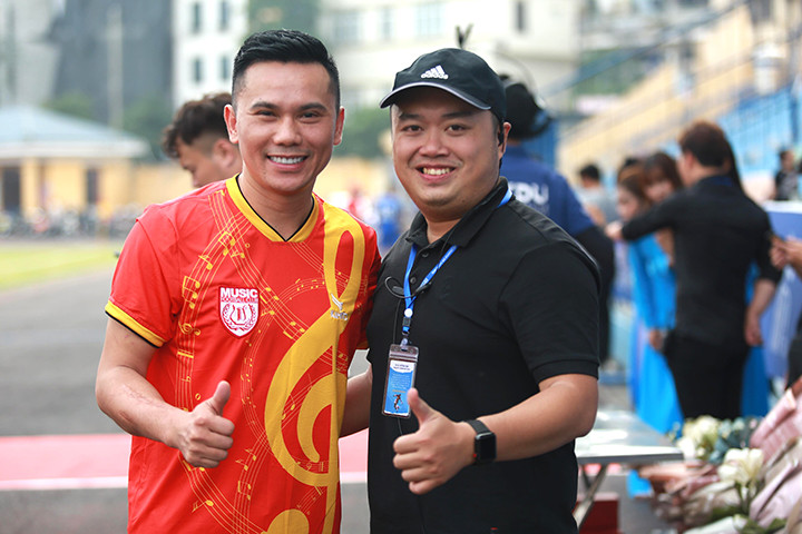 Người hâm mộ chụp ảnh với ca sĩ Tú dưa.