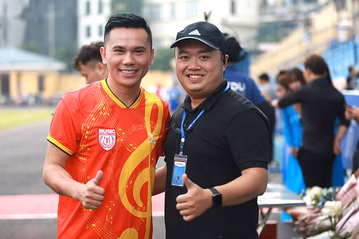 Người hâm mộ chụp ảnh với ca sĩ Tú dưa.