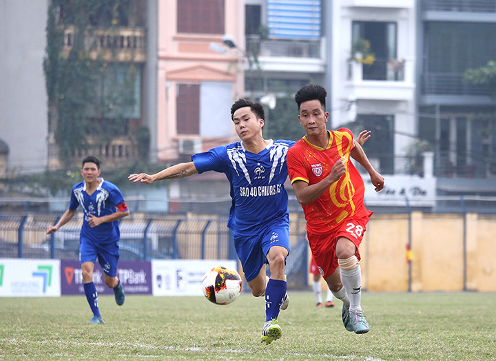 Một pha tranh bóng quyết liệt trong trận đấu giữa FC Music vs FC Chivas.