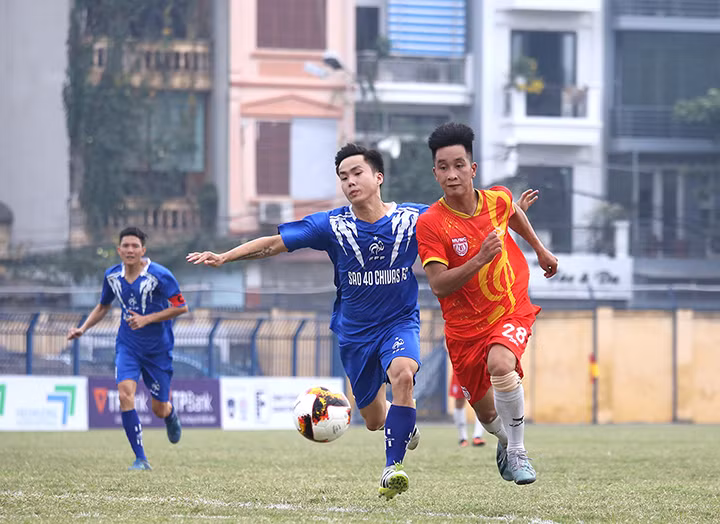 Một pha tranh bóng quyết liệt trong trận đấu giữa FC Music vs FC Chivas.