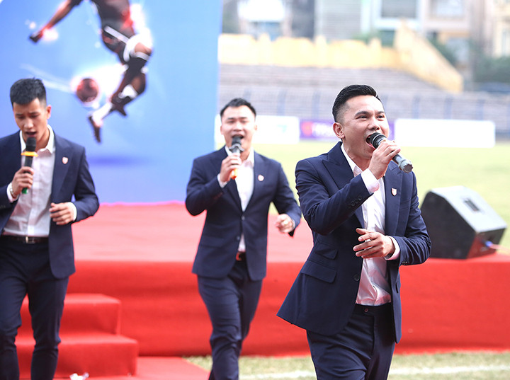 Ca sĩ Tú dưa, đội trưởng của FC Music biểu diễn trong lễ khai mạc giải đấu