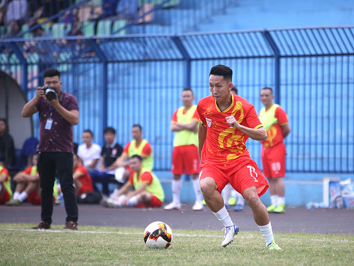 Cầu thủ Tú ngựa luôn nhận được sự "chăm sóc" của đội bạn.