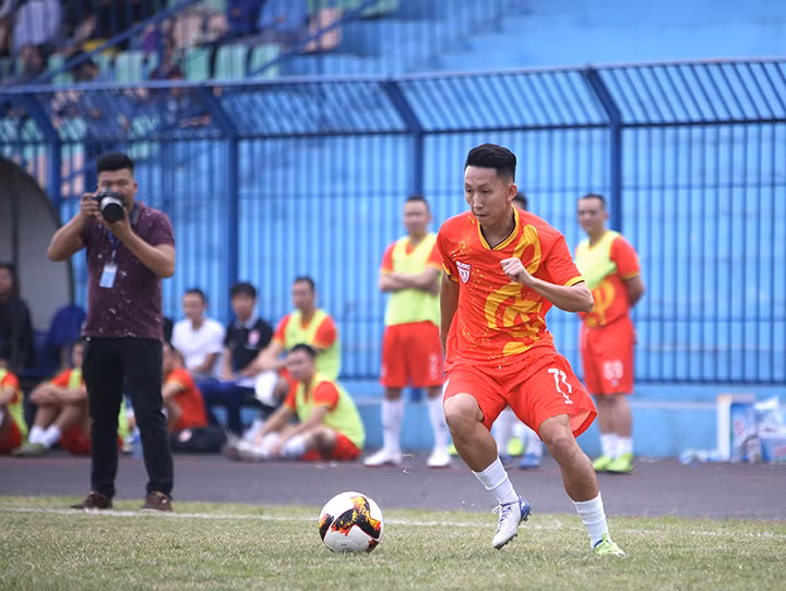 Cầu thủ Tú ngựa luôn nhận được sự "chăm sóc" của đội bạn.