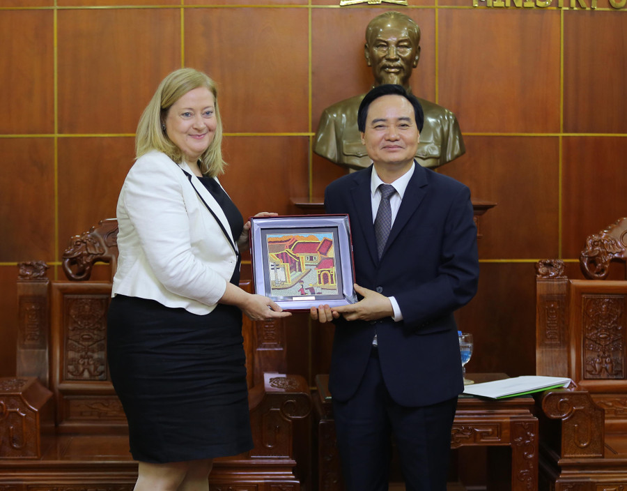 Việt Nam cũng đề nghị Ireland hỗ trợ tổ chức các buổi tọa đàm, trao đổi kinh nghiệm, bồi dưỡng tập huấn cho cán bộ quản lý giáo dục Việt Nam cũng đề nghị Ireland hỗ trợ tổ chức các buổi tọa đàm, trao đổi kinh nghiệm, bồi dưỡng tập huấn cho cán bộ quản lý giáo dục