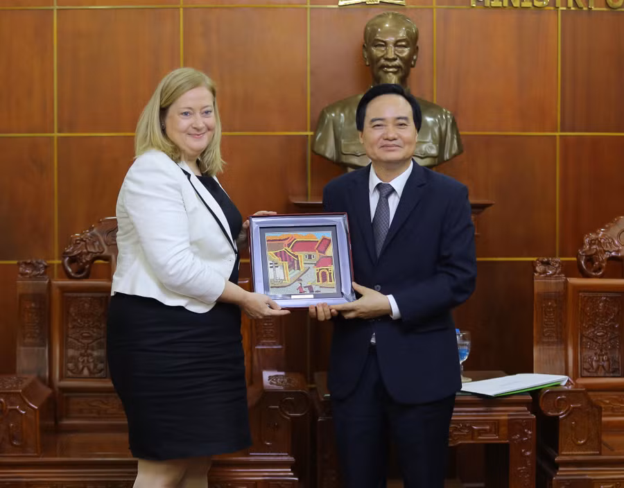 Việt Nam cũng đề nghị Ireland hỗ trợ tổ chức các buổi tọa đàm, trao đổi kinh nghiệm, bồi dưỡng tập huấn cho cán bộ quản lý giáo dục