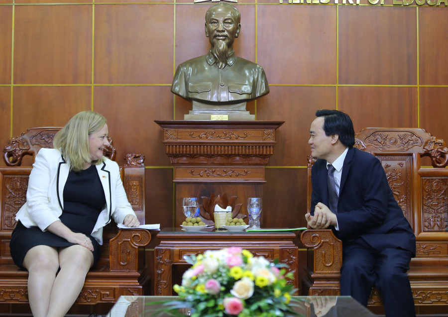 Bộ trưởng Phùng Xuân Nhạ và Đại sứ Ireland Cait Moran đã trao đổi về những nội dung nhằm thúc đẩy quan hệ hợp tác trong lĩnh vực giáo dục và đào tạo giữa Việt Nam và Ireland Bộ trưởng Phùng Xuân Nhạ và Đại sứ Ireland Cait Moran đã trao đổi về những nội dung nhằm thúc đẩy quan hệ hợp tác trong lĩnh vực giáo dục và đào tạo giữa Việt Nam và Ireland