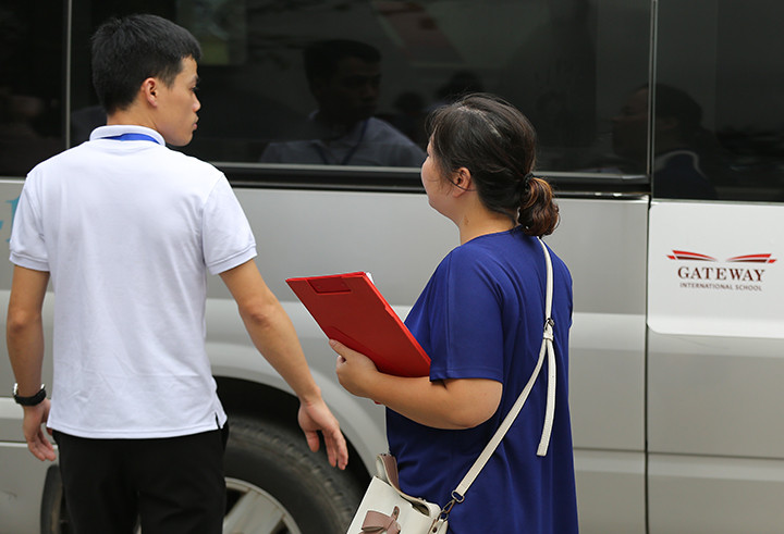 Thậm chí, mỗi xe đều có người đứng cầm danh sách để điểm danh.