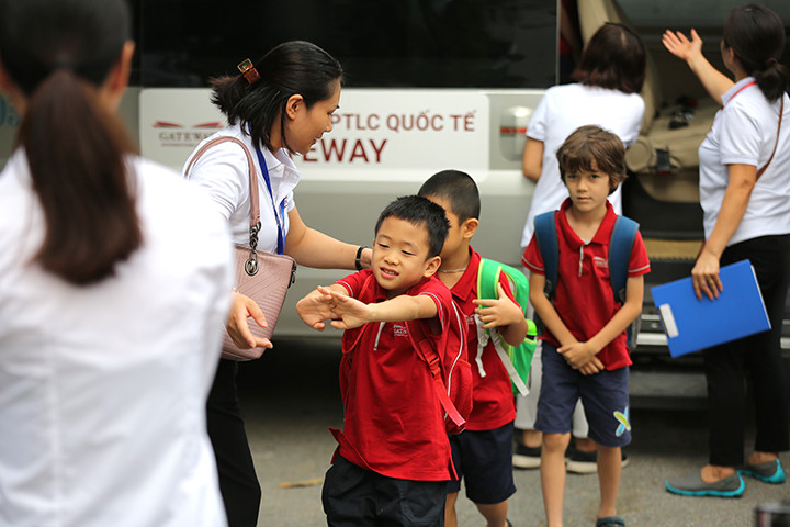 Mỗi xe đều có người phụ trách đi kèm, ngay khi xuống xe cũng có 2-3 nhân viên nhà trường ra đón.