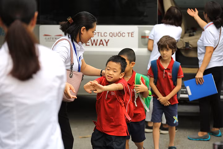 Mỗi xe đều có người phụ trách đi kèm, ngay khi xuống xe cũng có 2-3 nhân viên nhà trường ra đón.