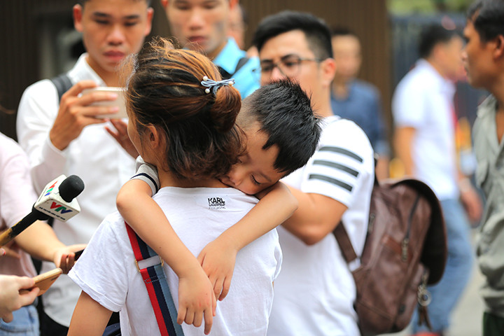 Tuy nhiên, việc đưa đón học sinh của trường GateWay đã nhiều lần bị phụ huynh phản ánh. Bế con còn đang ngủ gật trên vai, một phụ huynh cho biết: "Sau giờ tan học các cô để con tự đi từ trên lớp xuống tập trung tại xe ô tô. Các cháu còn quá nhỏ để tự tìm được xe ô tô đón mình".