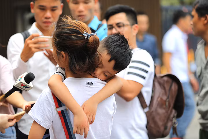 Tuy nhiên, việc đưa đón học sinh của trường GateWay đã nhiều lần bị phụ huynh phản ánh. Bế con còn đang ngủ gật trên vai, một phụ huynh cho biết: "Sau giờ tan học các cô để con tự đi từ trên lớp xuống tập trung tại xe ô tô. Các cháu còn quá nhỏ để tự tìm được xe ô tô đón mình".