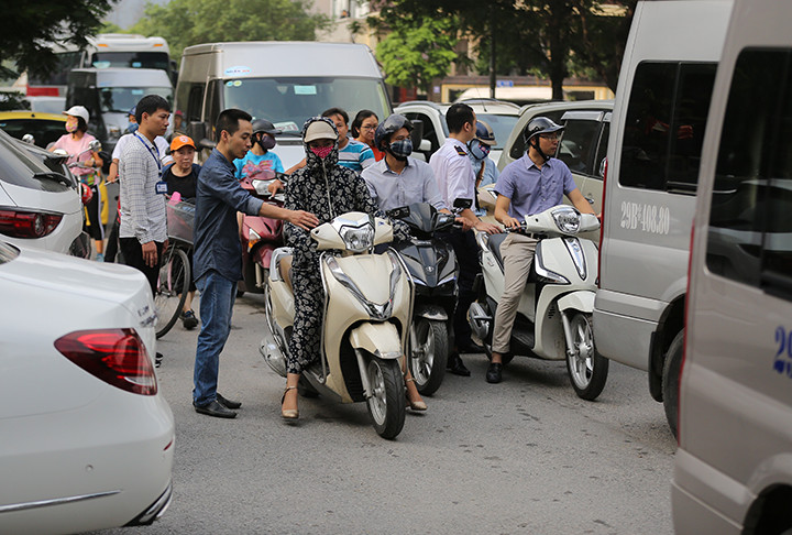 Việc đón trả học sinh của trường GateWay cũng bị nhiều người dân xung quanh trường bức xúc do xe ô tô dừng đỗ trước cổng trường thường gây ùn tắc giao thông.