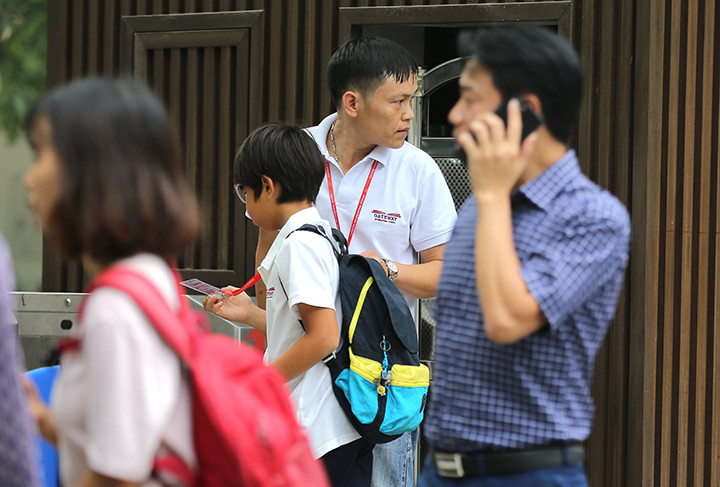 Trong sáng nay, các cháu được đưa đón bằng xe ô tô sẽ đi cổng riêng còn các cháu do người nhà đưa đến sẽ đi cổng chính. Tại cổng chính có thẻ điện tử để ra vào trường.