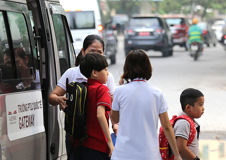 Theo ghi nhận của PV Giáo dục và Thời đại, khoảng 7h15, các xe đưa đón học sinh của trường Quốc tế GateWay bắt đầu đưa học sinh đến cổng trường.